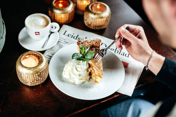 Einstein: Taartje bij de koffie