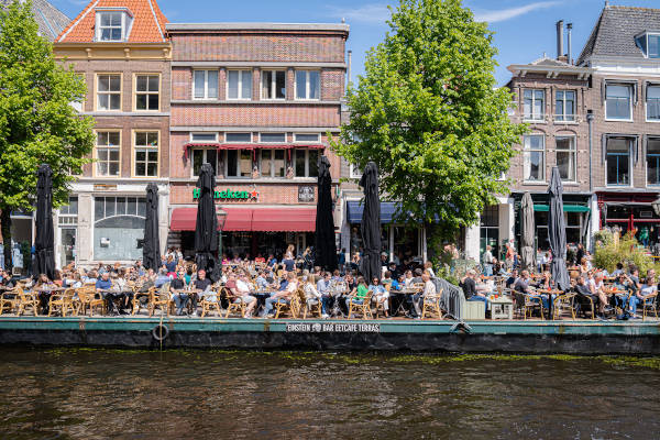 Heerlijk wat eten of drinken op het terras