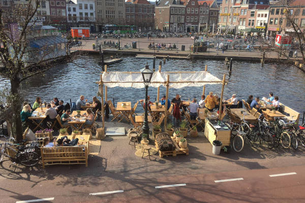 terras aan het water in Leiden