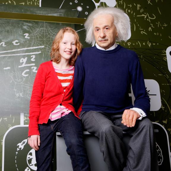 Zit naast een levensechte Einstein