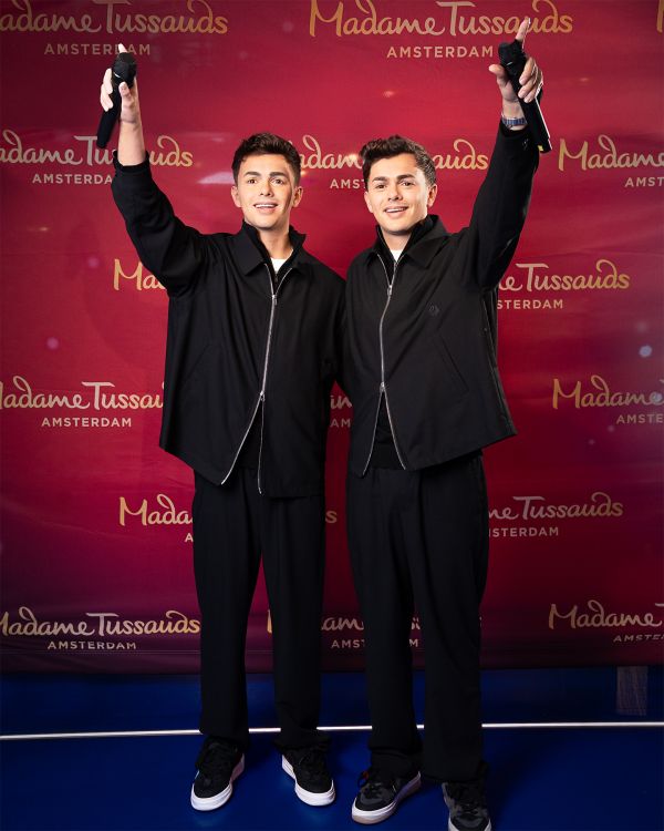 Twee mannen met microfoon in hun handen