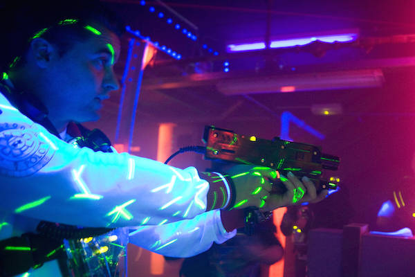 Lasergame Rotterdam: Zoek dekking achter olievaten en motoren