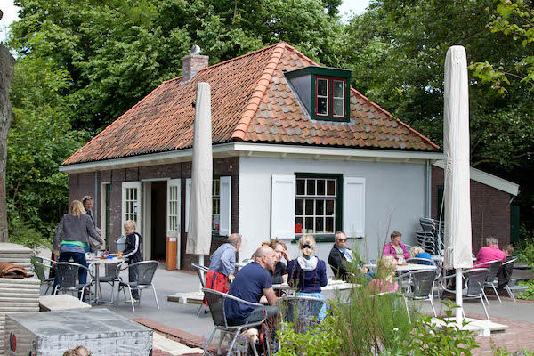 Theehuis Jansland: Overzicht van het terras