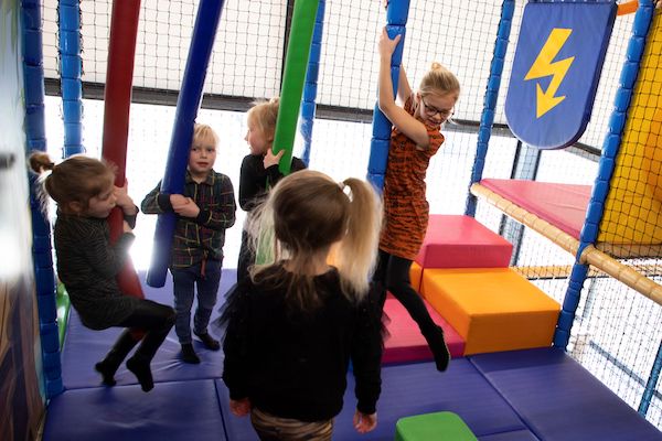 Samen met vrienden en vriendinnen spelen in het speeltoestel