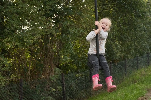 Vlieg door de lucht op de kabelbaan