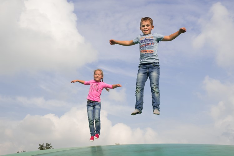 Springen op het springkussen