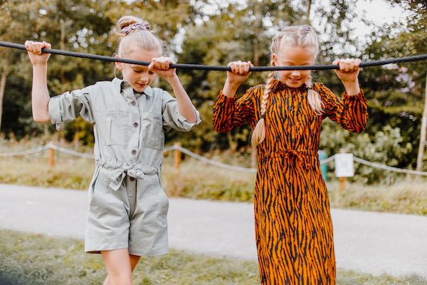 Kinderen lopen langs een touw