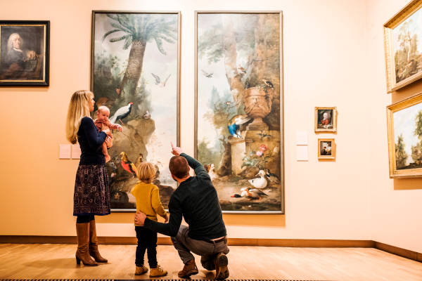 Dordrechts Museum: Gezin bekijkt het schilderij aan de muur