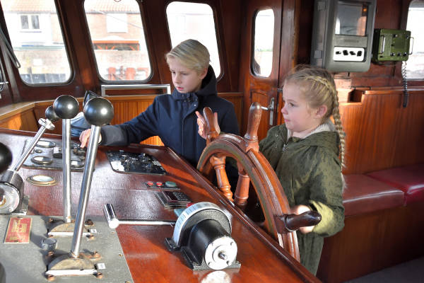 IJmuider Zee en Havenmuseum: Kinderen achter het roer