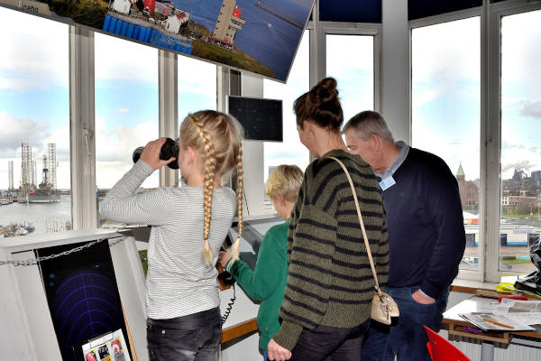 IJmuider Zee en Havenmuseum: Meisje kijkt door de verrekijker naar buiten