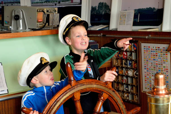 IJmuider Zee en Havenmuseum: Kinderen achter het roer