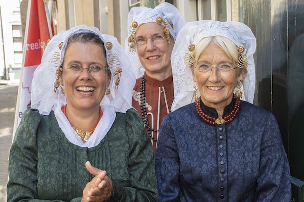 Streekmuseum Goeree Overflakkee: Vrouwen in klederdracht