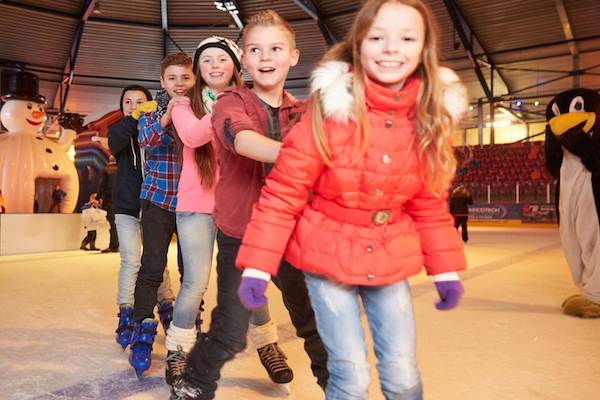 Samen schaatsen met vrienden en vriendinnen