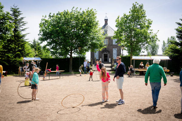 Huygensmuseum Hofwijck: Kinderen zijn aan het spelen met hoepels