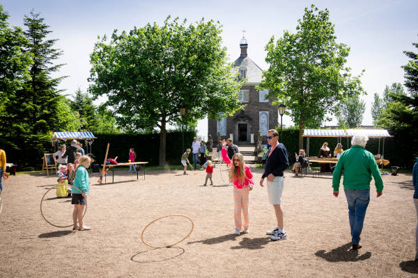 Kinderen zijn aan het spelen met hoepels