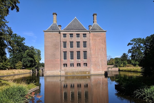 Het mooie kasteel omringd door een helder blauwe lucht