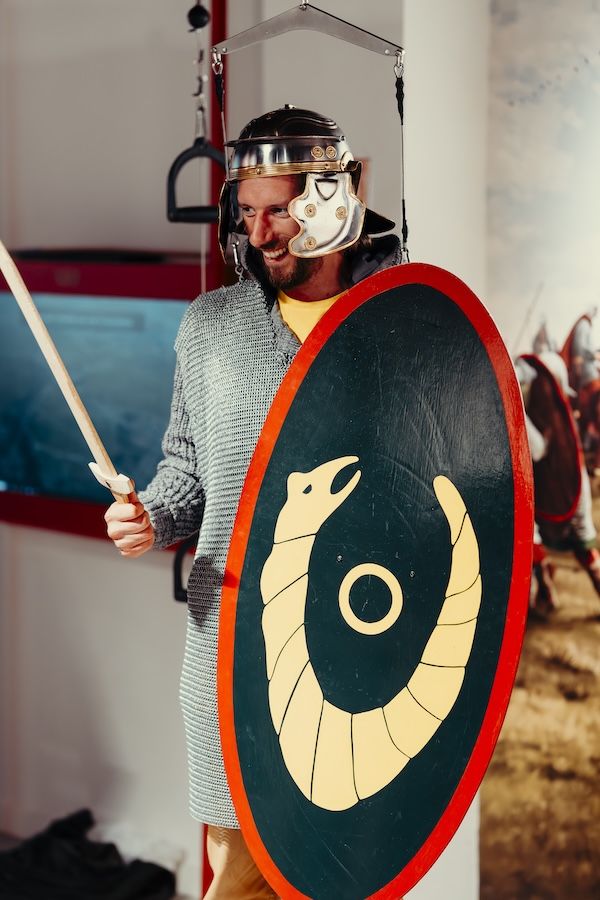 Museum Cultuurforum Aardenburg: Man met schild en zwaart zoals die van de Romeinen vroeger