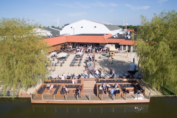 Kom in de lente en zomermaanden even helemaal tot rust op het stadsstrand en geniet van de heerlijke zon