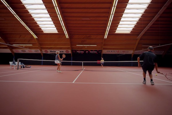 12 binnen- en 10 buiten tennisbanen