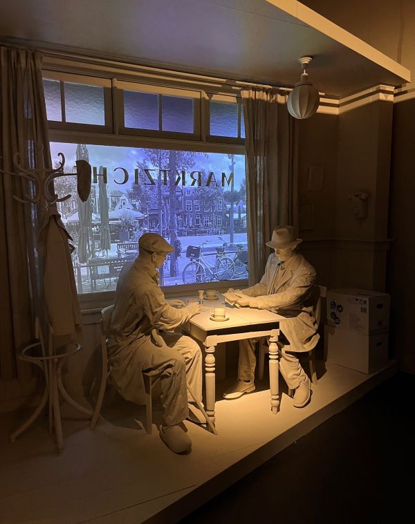 Purmerends Museum: Standbeelden in een cafe