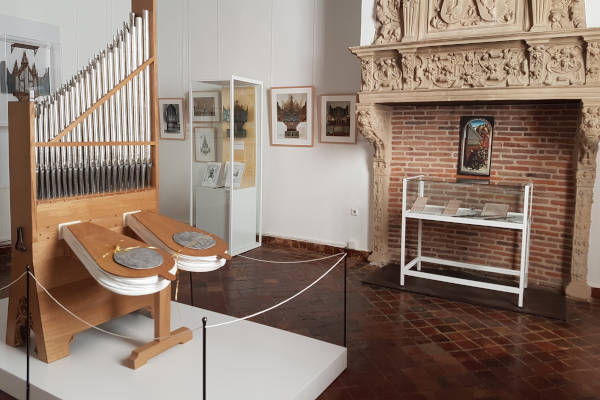 Nationaal Orgelmuseum: In de voormalige burgemeesterskamer is een opstelling te zien over het orgel in de 16e eeuw.