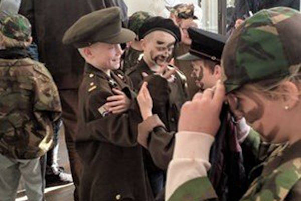Verkleed en geschminkt als militair