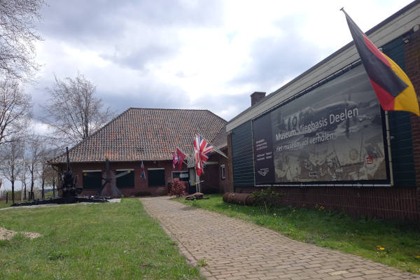 Museum Deelen: Buitenkant van het museum