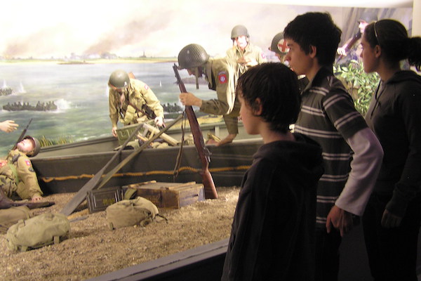 Een levensgroot diorama toont de Waaloversteek door de geallieerde troepen
