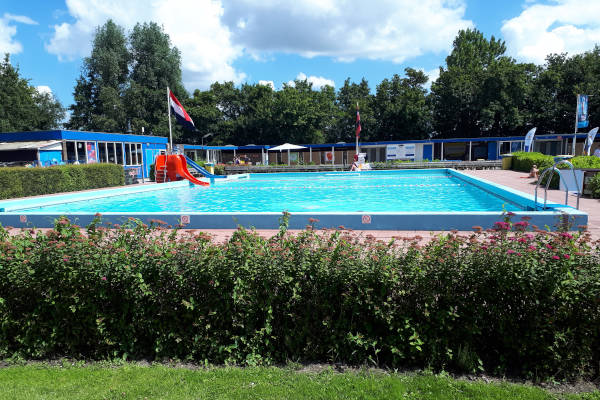 Glijbanen bij het zwembad