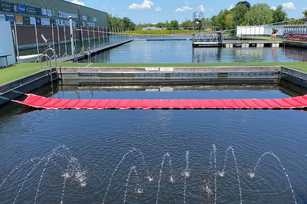 Afgescheiden kinderbadje met glijbaan aan het zonneterras