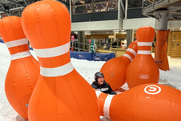 Probeer de meeste kegels om te gooien tijdens het sneeuwbowlen