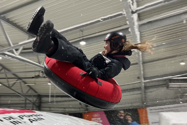 Maak een hoge jump van de tube baan en landt op de grote airbag