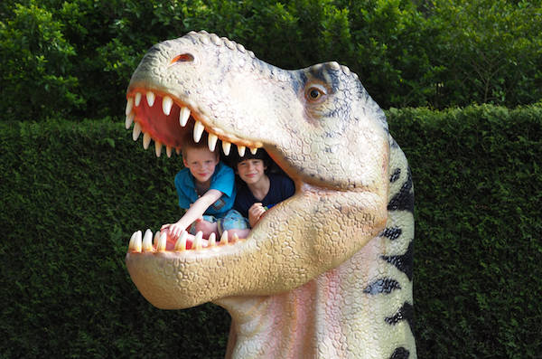 Kinderen worden opgegeten door dino in Dinoland