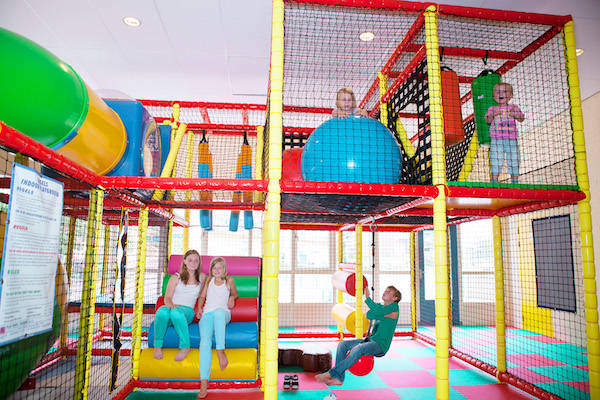 Klimmen en klauteren in de indoor speeltuin