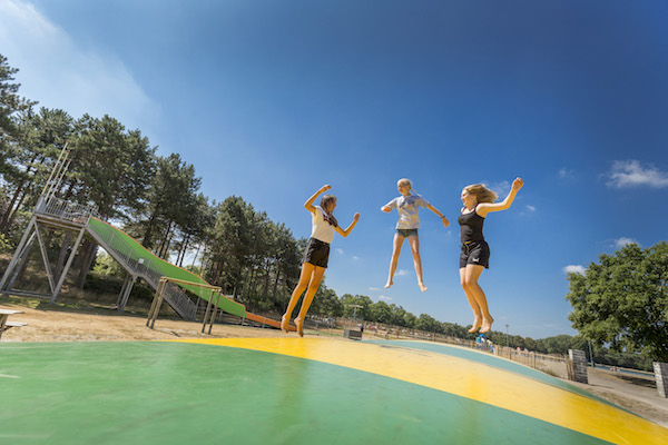 Springen op de airtrampoline