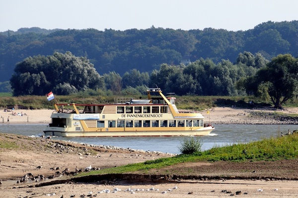 Vaar door het mooie natuurgebied de Ooypolder