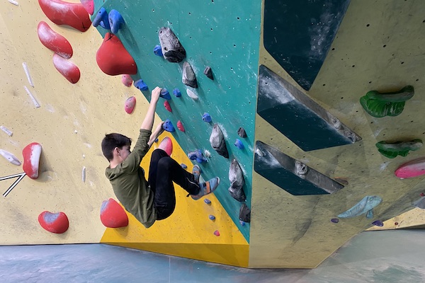 Boulderhal Kunststof: Klimmen op een schuine muur