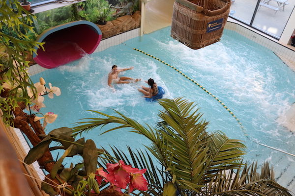 Subtropisch Zwembad Swimfun: Scoor punten in de interactieve Tubeslide
