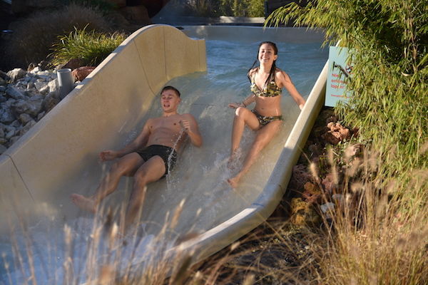 Subtropisch Zwembad Swimfun: Laat je lekker mee stromen in de supersnelle waterkreek