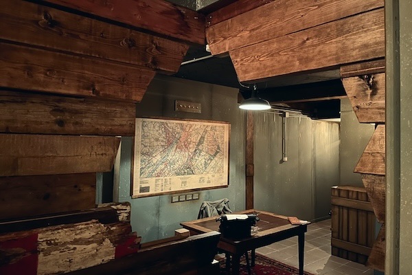 Ruimte met kaart aan de muur