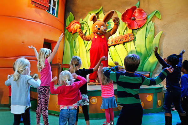 Dansen met Bennie het konijn in het Linnaeushof