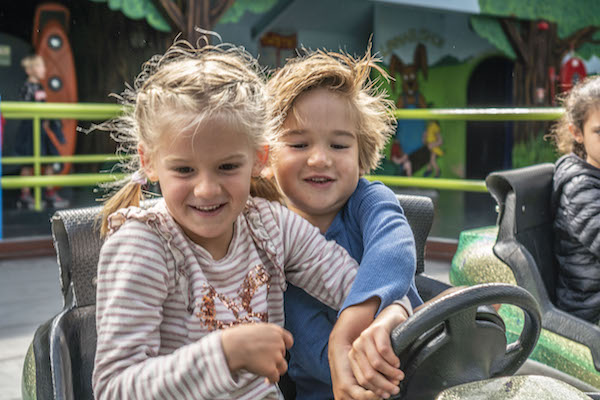 Botsauto’s in de binnenspeeltuin van Linnaeushof