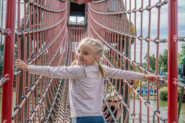 Meisje loopt over de touwbrug