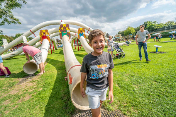 Jongen heeft net van de glijbaan gegleden