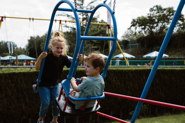 Samen in de schommel