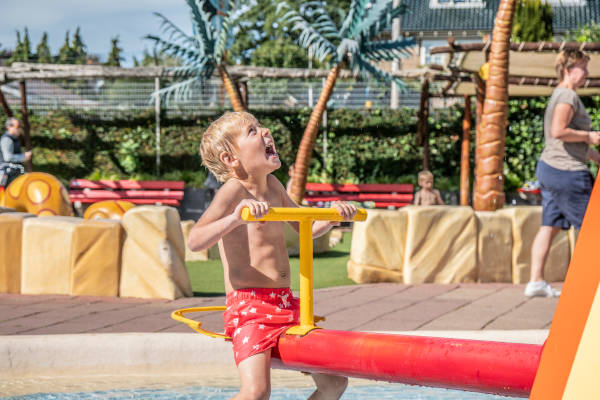 Spelen in de waterspeeltuin