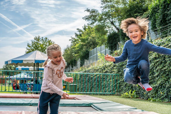 Springen op de trampolines