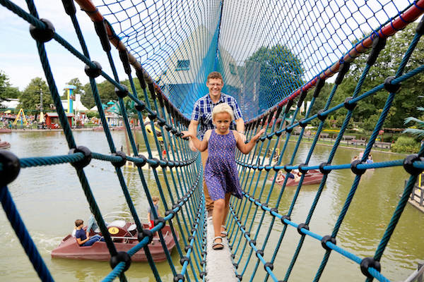 Samen met papa over de touwbrug