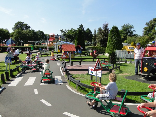 Rond racen in de verkeer speeltuin