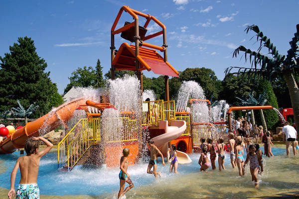 Lekker afkoelen op een warme dag in het waterpretpark van Linnaeushof